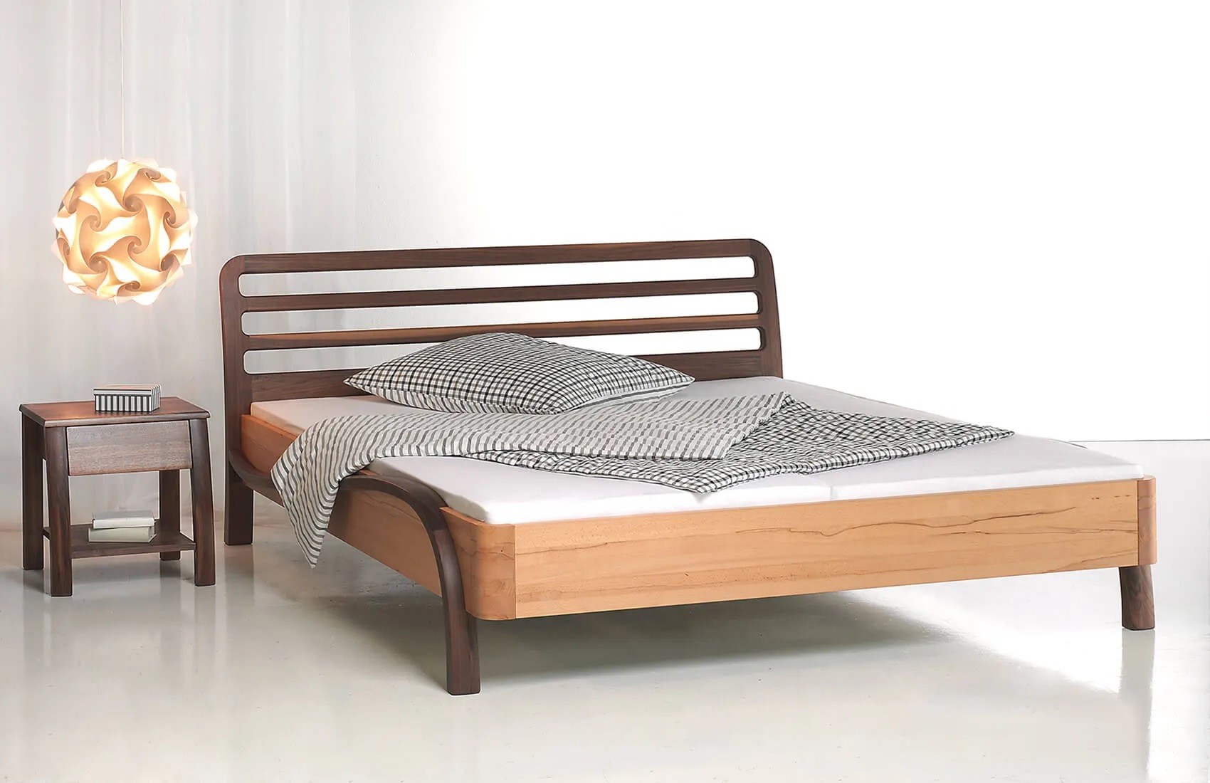 Metallfreies Bett aus Massivholz