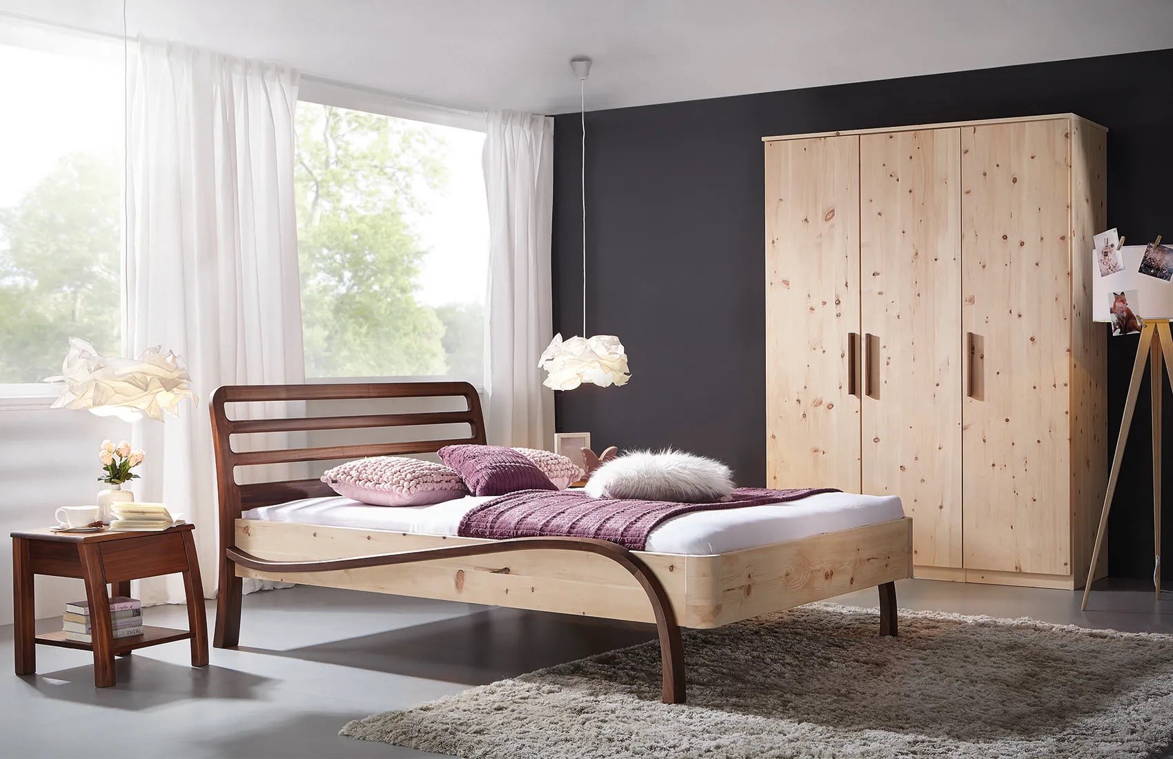 Bett als schönes Möbelstück aus Holz