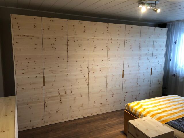 Wir haben mal wieder ein Zirbenschlafzimmer ausgeliefert🌲🌳 Dieses Mal sogar einen 8-türigen Kleiderschrank auf 400cm Breite✌️😊 Natürlich, wie gehabt, mit unseren Grifffräsnuten :) Da darf die Zirbenkommode auf Gehrung nicht fehlen☺️

#zirbe #zirbenbett #zirbelkiefer #zirbenholz #zirbenschrank #kleiderschrank #schlafzimmer #kommode #massivholz #tischler #tischlerei