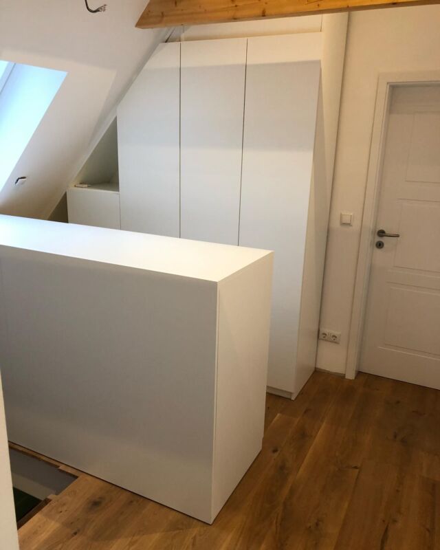 Ankleiderbereich mal anders☺️
In einem alten Bauernhaus haben wir in einem Treppenaufgang in Dachschräge viel Stauraum geschaffen💕

#ankleidezimmer #kleiderschrank #schrank #kommode #schubladen #moebelnachmaß #moebelnachwunsch #tischler #luebeck
