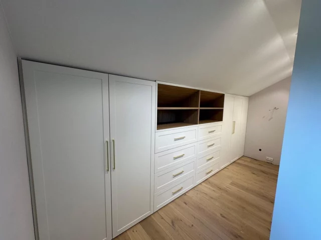 In den vergangenen Tagen stand ein begehbares Ankleidezimmer wieder im Vordergrund - Dieses Mal offen gehalten mit einer Dachschräge hinten.
Da wurde mal so richtig auf die Kacke gehauen😋 - Mit lackierten Fronten, goldenen Griffen und bündig eingefrästen LED-Lichtleisten auf Bewegungsmelder -> Keine halben Sachen☺️😇 Macht schon etwas her, oder?